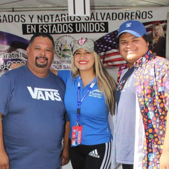 Compartiendo con la comunidad en el día del salvadoreño en LA